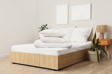 Işık odasının iç tarafında beyaz yastıklar ve katlanmış battaniye.