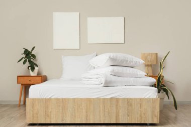 Işık odasının iç tarafında beyaz yastıklar ve katlanmış battaniye.