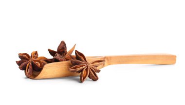 Beyaz arka planda yıldız anasonlu ahşap kepçe