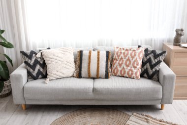 Oturma odasının iç tarafındaki koltukta şık yastıklar.