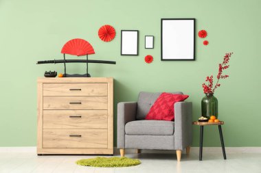 Çin Yeni Yılı için dekore edilmiş oturma odasının içi koltuk, klozet ve boş çerçevelerle dolu.