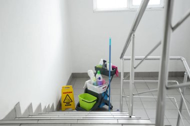 Merdiven temizleme malzemeleriyle dolu bir araba.