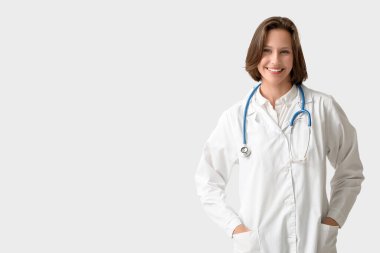 Beyaz arka planda steteskobu olan güzel bir kadın doktor.