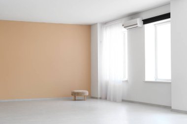 Pouf ve ekose şık boş odada