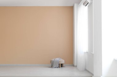 Pouf ve ekose şık boş odada