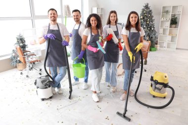 Yeni yıl partisinden sonra temizlik malzemeleriyle temizlik ekibi