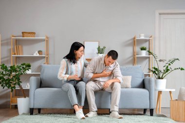 Kocasıyla birlikte evde kalp krizi geçiren genç bir kadın.