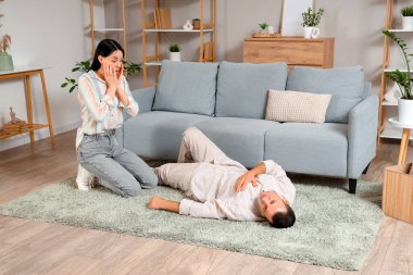 Kocasıyla birlikte evde kalp krizi geçiren genç bir kadın.