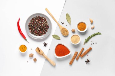 Açık arkaplanda taze baharatlarla güzel bir kompozisyon.