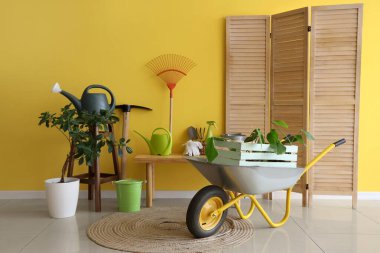 Bahçe aletleri, bank ve katlama ekranlı atölyenin içi