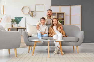 Babalarıyla evde vakit geçiren sevimli küçük çocuklar.