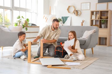 Babalarının evde mobilya montajı yaptığı sevimli çocuklar.