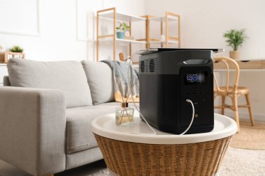 Odada taşınabilir elektrik santrali olan masa