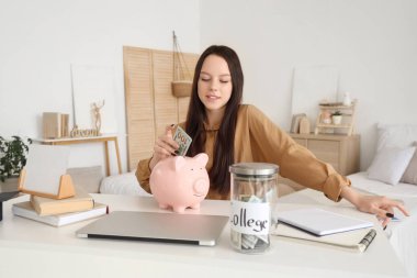 Evde eğitim için birikimleri olan genç bir kadın.