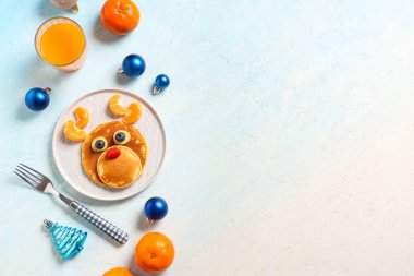 Açık arkaplanda Noel Baba geyiği şeklinde gözleme tabağı.