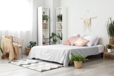 Yatak odası, rahat yatak odası ve çiçekli.