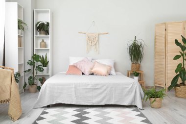 Yatak odası, rahat yatak odası ve çiçekli.