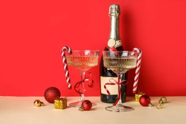 Renkli baston şekerli bir şişe ve bir kadeh şampanya. Yeni yıl kutlaması