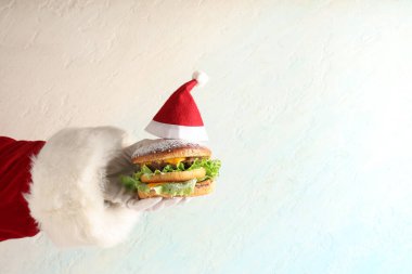 Noel Baba 'nın eli açık arkaplanda Noel burgeriyle