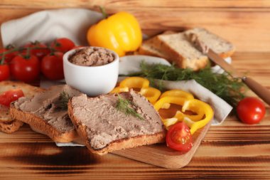 Tost tepsisi, lezzetli börek, domates, dereotu ve dolmalık biber dilimleri ahşap arka planda.