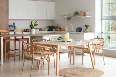 Yemek masasında mumlar olan şık bir mutfak.