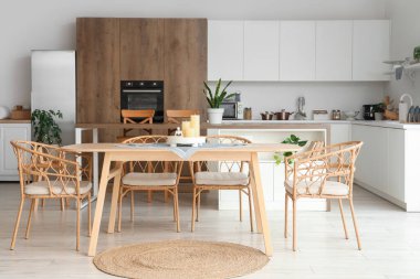 Yemek masasında mumlar olan modern mutfak.