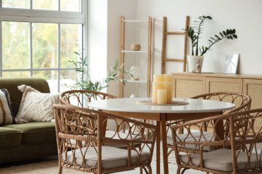 Oturma odasındaki yemek masasında mumlar.