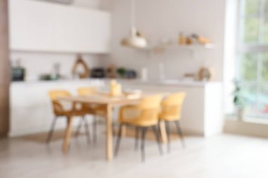 Modern mutfağın içindeki yemek masası. Bulanık görünüm