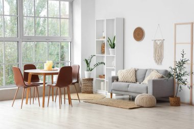 Rahat kanepesi ve yemek masası olan şık bir oturma odası.