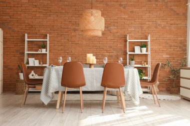 Oturma odasında mumlarla servis edilen yemek masası.