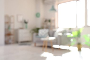 Oturma odasındaki rahat kanepe ve kahve masası. Bulanık görünüm