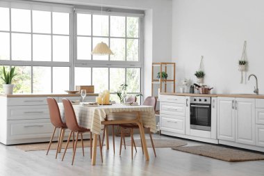 Mutfakta mumlarla servis edilen yemek masası.