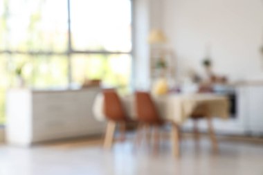 Mutfakta mumlarla birlikte yemek masası servis edildi. Bulanık görünüm