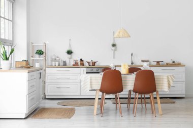 Mutfakta mumlar olan güzel bir masa.