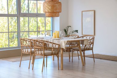 Yemek odasında mumlar olan güzel bir masa.