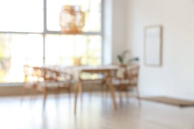 Yemek odasında mumlar olan güzel bir masa. Bulanık görünüm