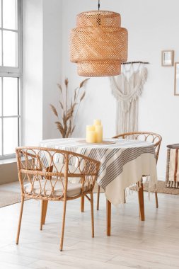 Modern yemek odasındaki yuvarlak masada mumlar.