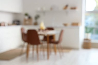 Modern mutfakta mumlar yuvarlak masada. Bulanık görünüm