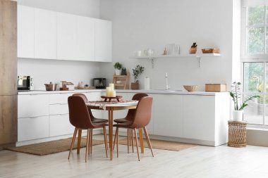 Modern mutfakta mumlar yuvarlak masada.