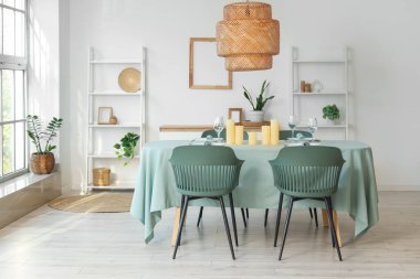 Mumlar güzel masada, akşam yemeği için servis ediliyor.