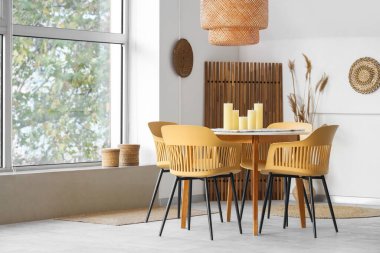 Mumlar yemek odasındaki yuvarlak masada.