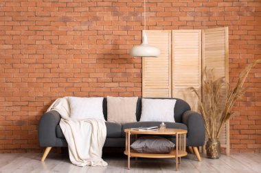 Ahşap perdeli, kanepeli ve masalı bir oturma odası.