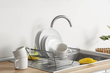 Mutfakta lavabonun yanında temiz tabaklar ve lastik eldivenlerle doldur.