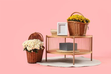 Kahve masası, dekor ve sepet pembe arka planda kasımpatı çiçekleri