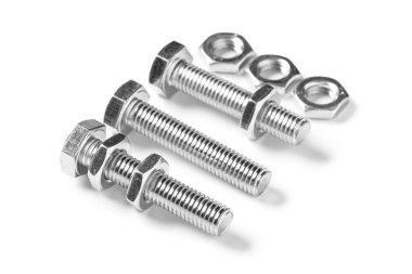 Beyaz arka planda krom fındıklı musluk cıvataları