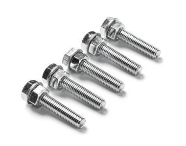 Beyaz arkaplanda krom fındıklı cıvatalar dizisi