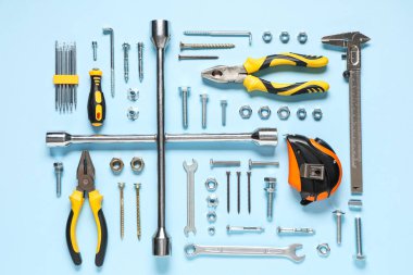 Mavi arkaplanda farklı araçlar, tıklama cıvataları ve krom fındıklar düzenleme