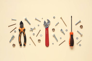 Tap cıvatalar, vidalar ve bej arkaplan araçları