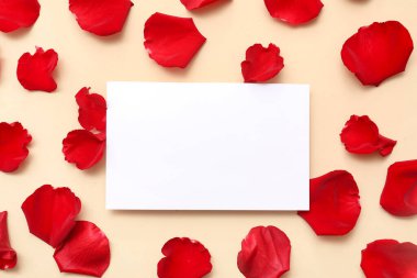 Bej arka planda güzel kırmızı gül yaprakları olan boş bir kart.