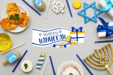 Gri arkaplanda geleneksel sembollerle Hanukkah için tebrik kartı